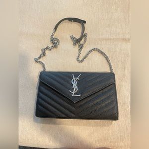 Crossbody bag with removable chain